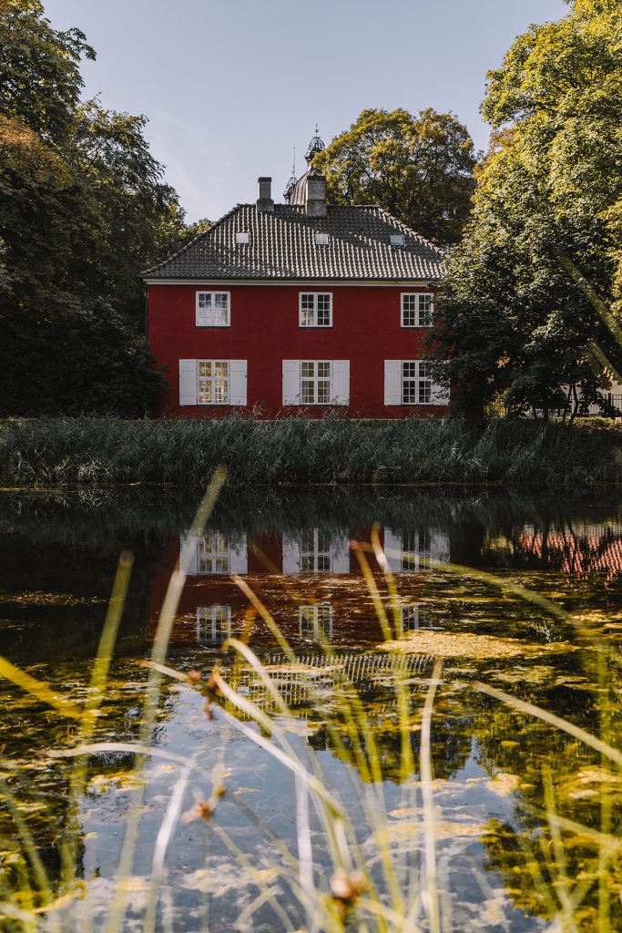 Hus vid sjö